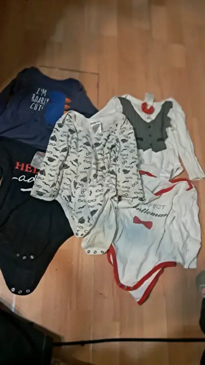 Lote de bodies para bebé con diseños variados - miniatura 1
