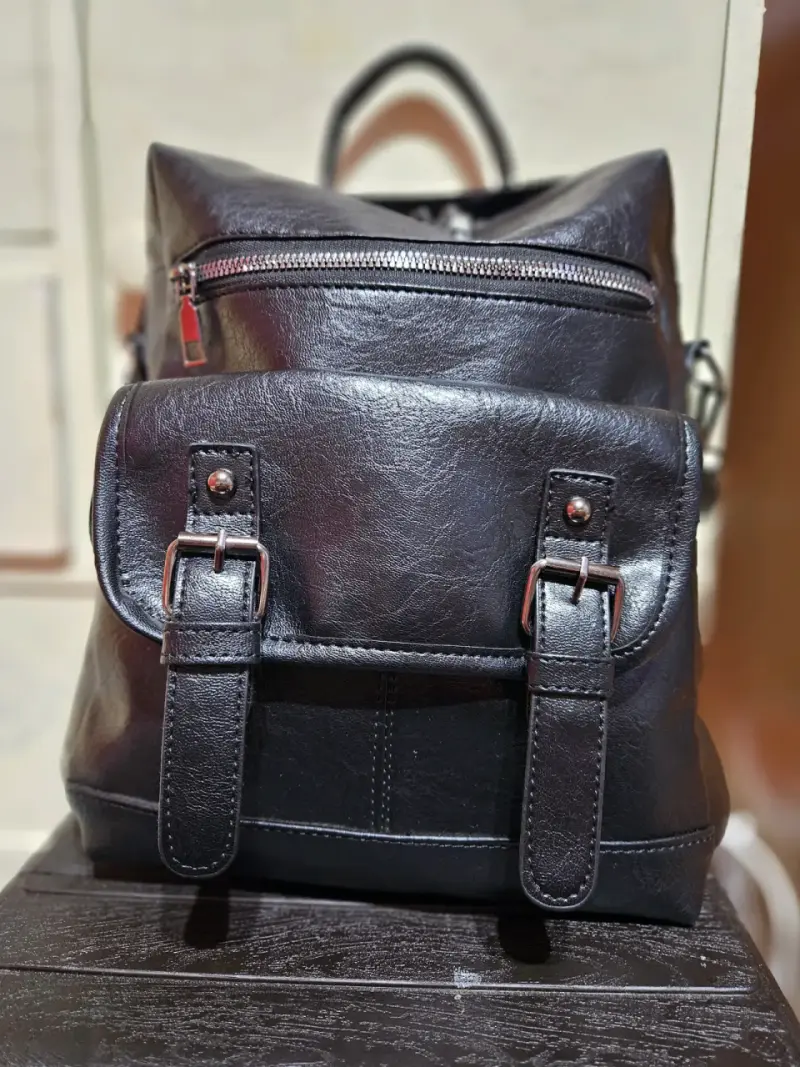 Mochila/ Cartera, eco cuero negra con bolsillos - 1