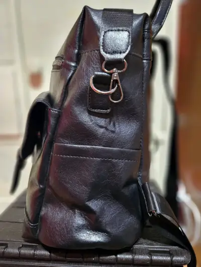 Mochila/ Cartera, eco cuero negra con bolsillos - miniatura 2