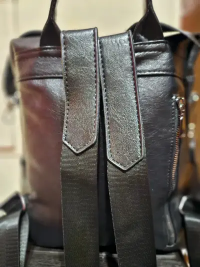 Mochila/ Cartera, eco cuero negra con bolsillos - miniatura 3