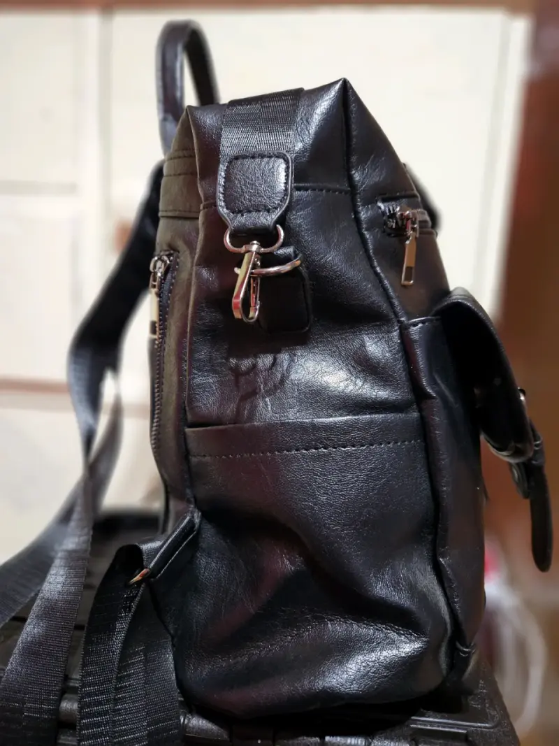 Mochila/ Cartera, eco cuero negra con bolsillos - 4