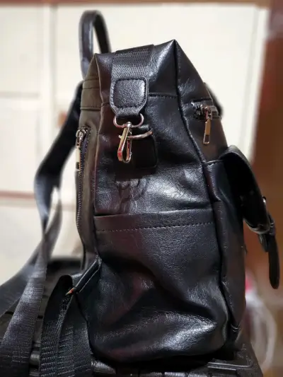 Mochila/ Cartera, eco cuero negra con bolsillos - miniatura 4