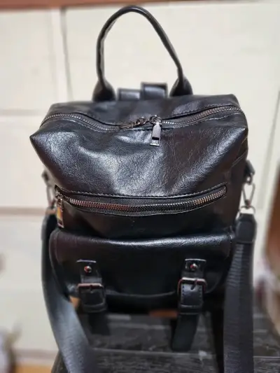 Mochila/ Cartera, eco cuero negra con bolsillos - miniatura 5
