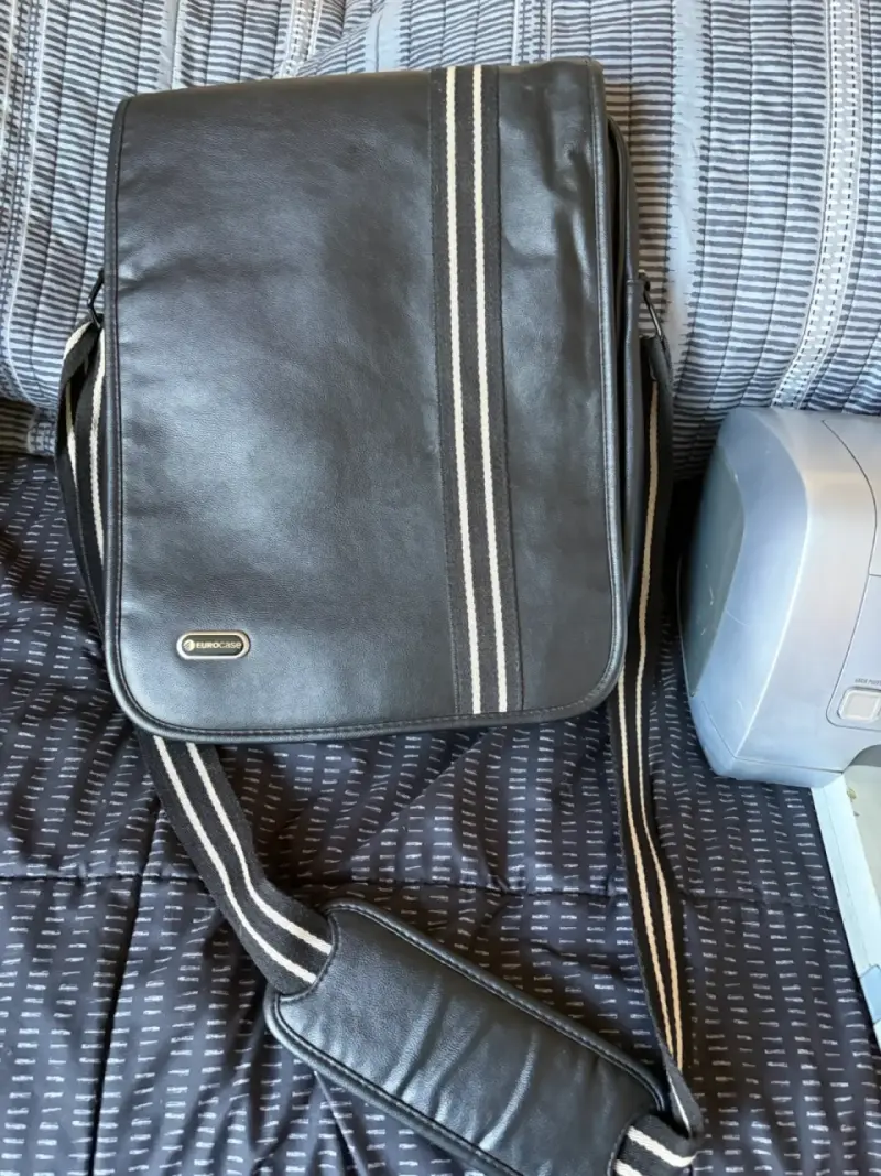 Bolso bandolera negro Eurocase con correa ajustable - 1