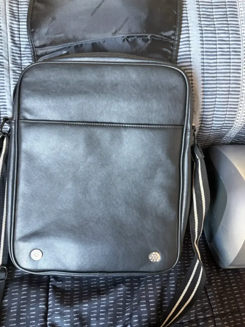 Bolso bandolera negro Eurocase con correa ajustable - 4