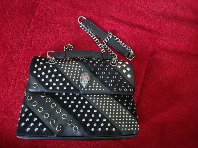 Cartera kurt geiger negra con apliques metalicos - 1