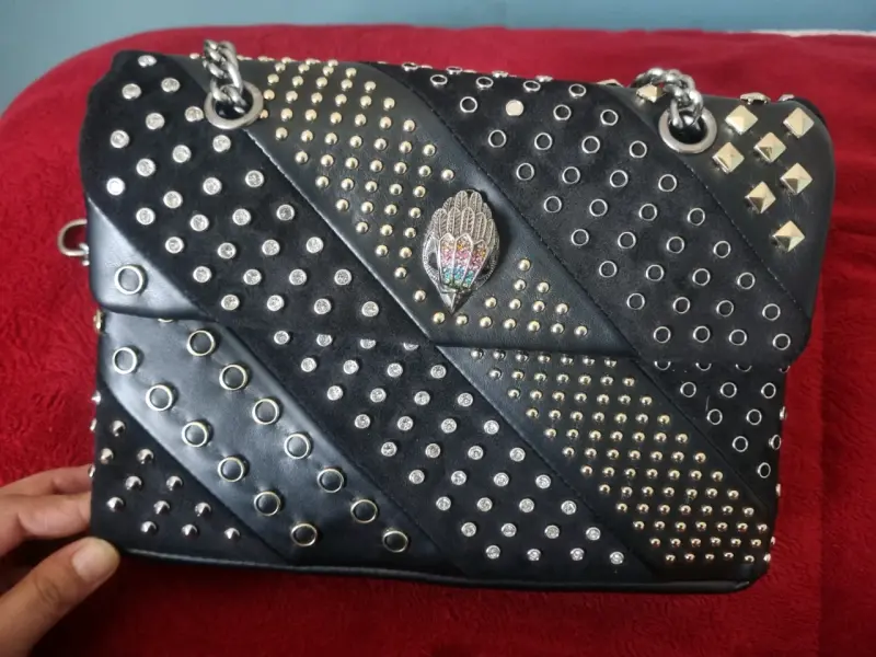 Cartera kurt geiger negra con apliques metalicos - 2