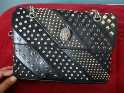 Cartera kurt geiger negra con apliques metalicos - miniatura 2