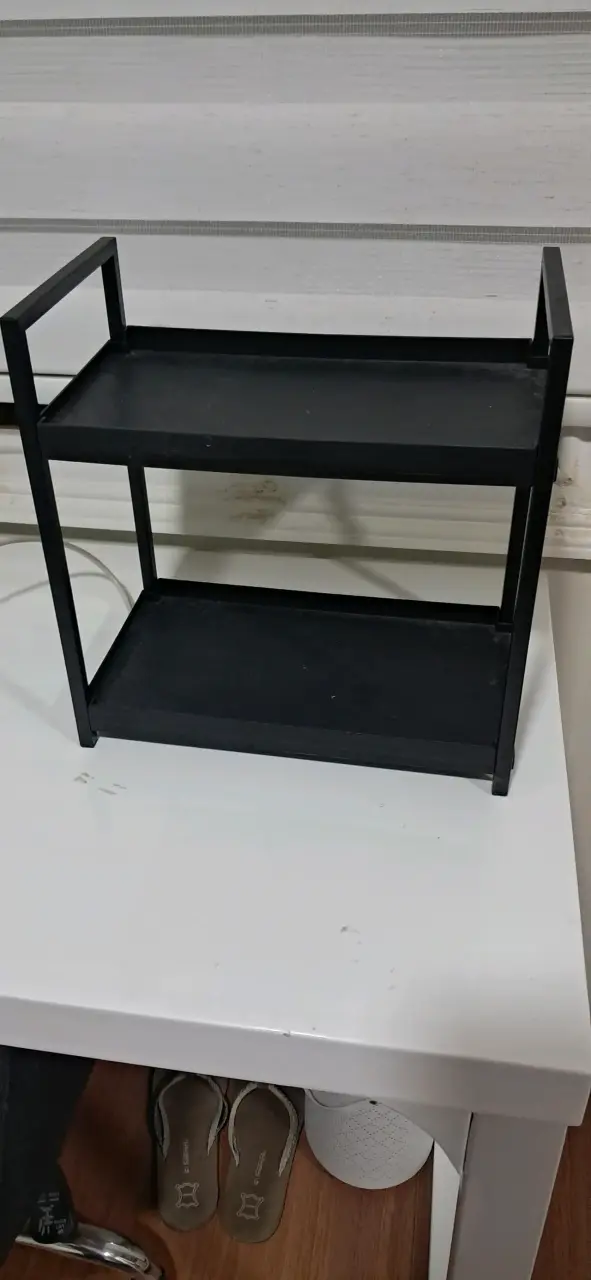 Estante negro de dos niveles