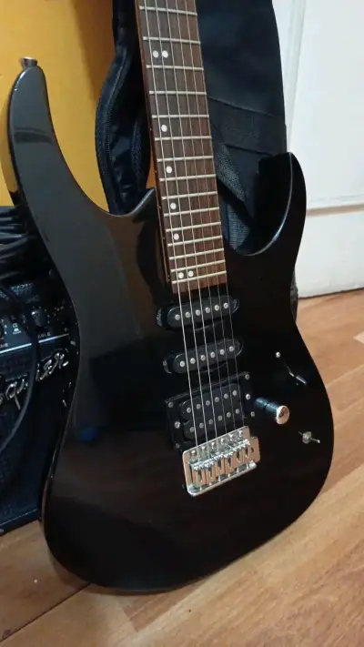 Guitarra eléctrica Washburn negra con amplificador - miniatura 2