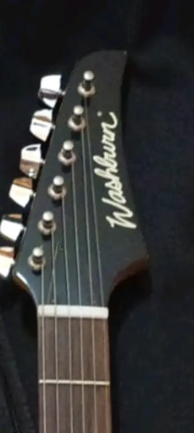 Guitarra eléctrica Washburn negra con amplificador - miniatura 3