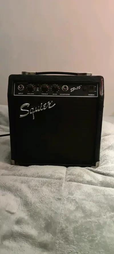 Guitarra eléctrica Washburn negra con amplificador - miniatura 4