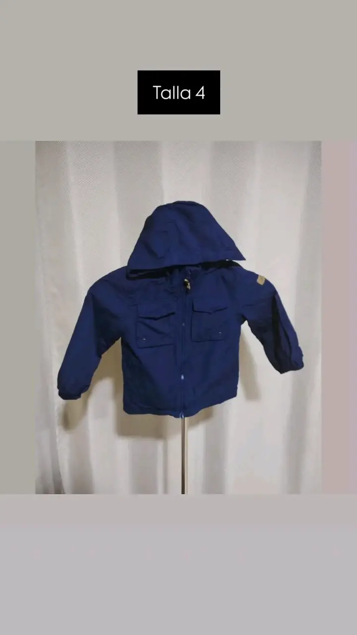 Chaqueta delgada azul para niño con capucha