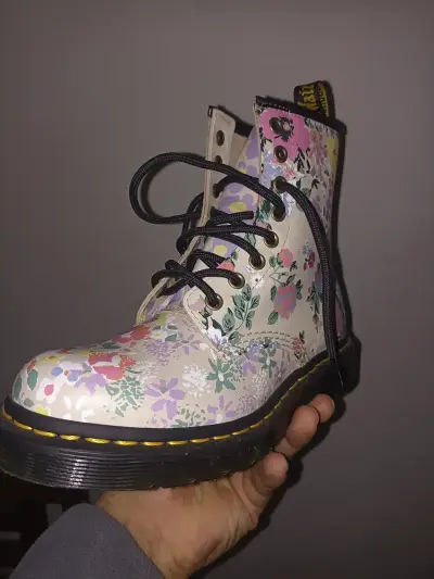 Botas de cuero floral estilo Dr. Martens - miniatura 1