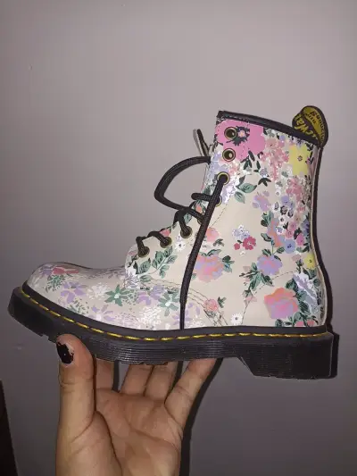 Botas de cuero floral estilo Dr. Martens - miniatura 3