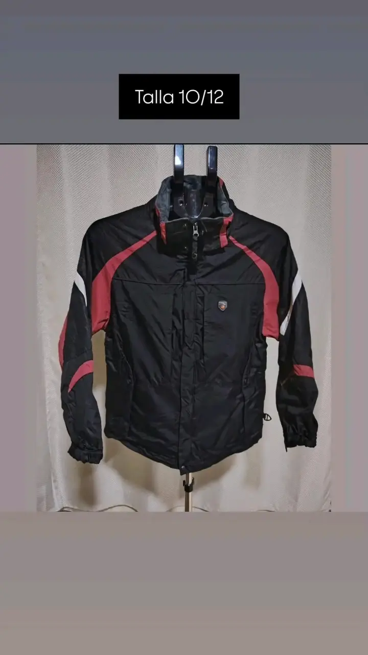 Chaqueta deportiva negra y roja para niños