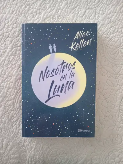 Libro 'Nosotros en la Luna' de Alice Kellen - miniatura 1