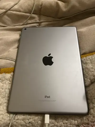 iPad 5ta Generación 32GB Gris Espacial - miniatura 2