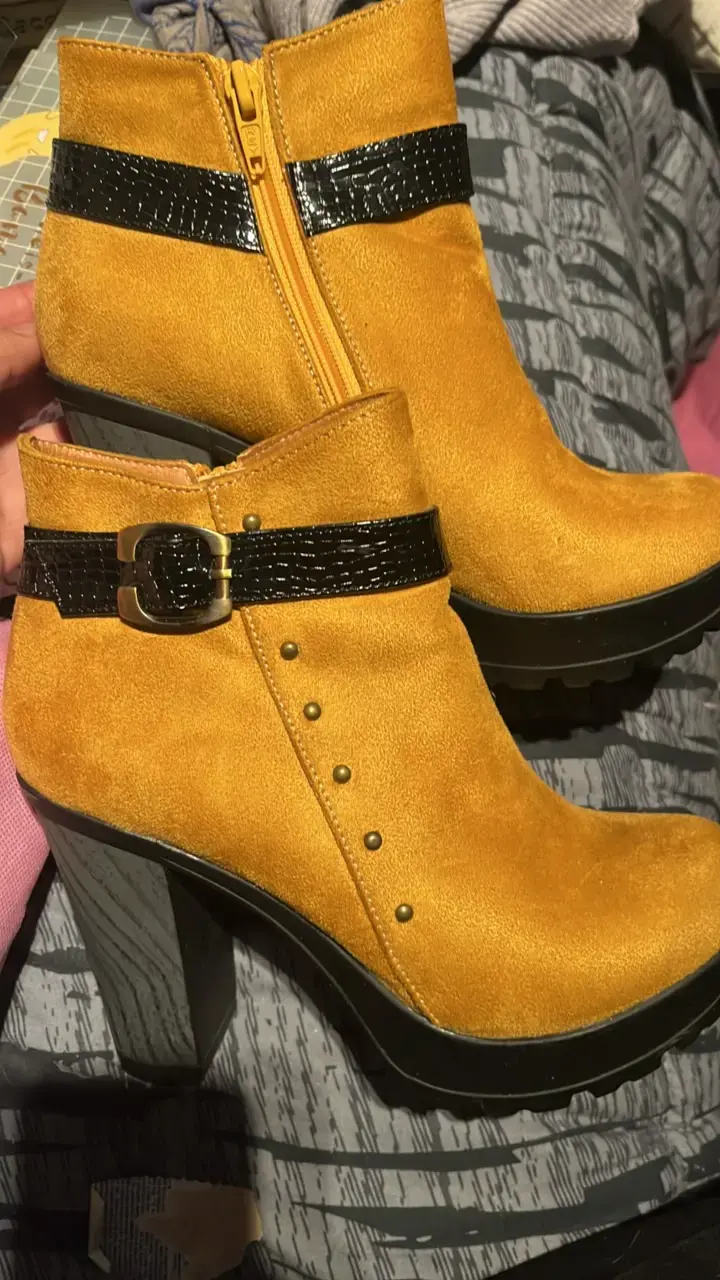Botines de tacón amarillos con hebilla - 1
