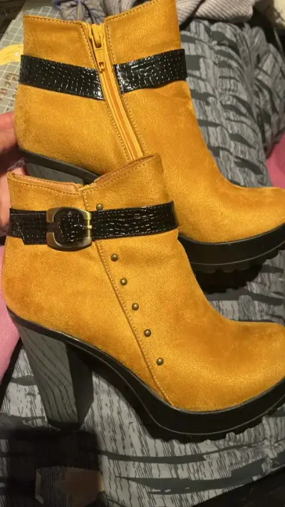 Botines de tacón amarillos con hebilla - miniatura 1