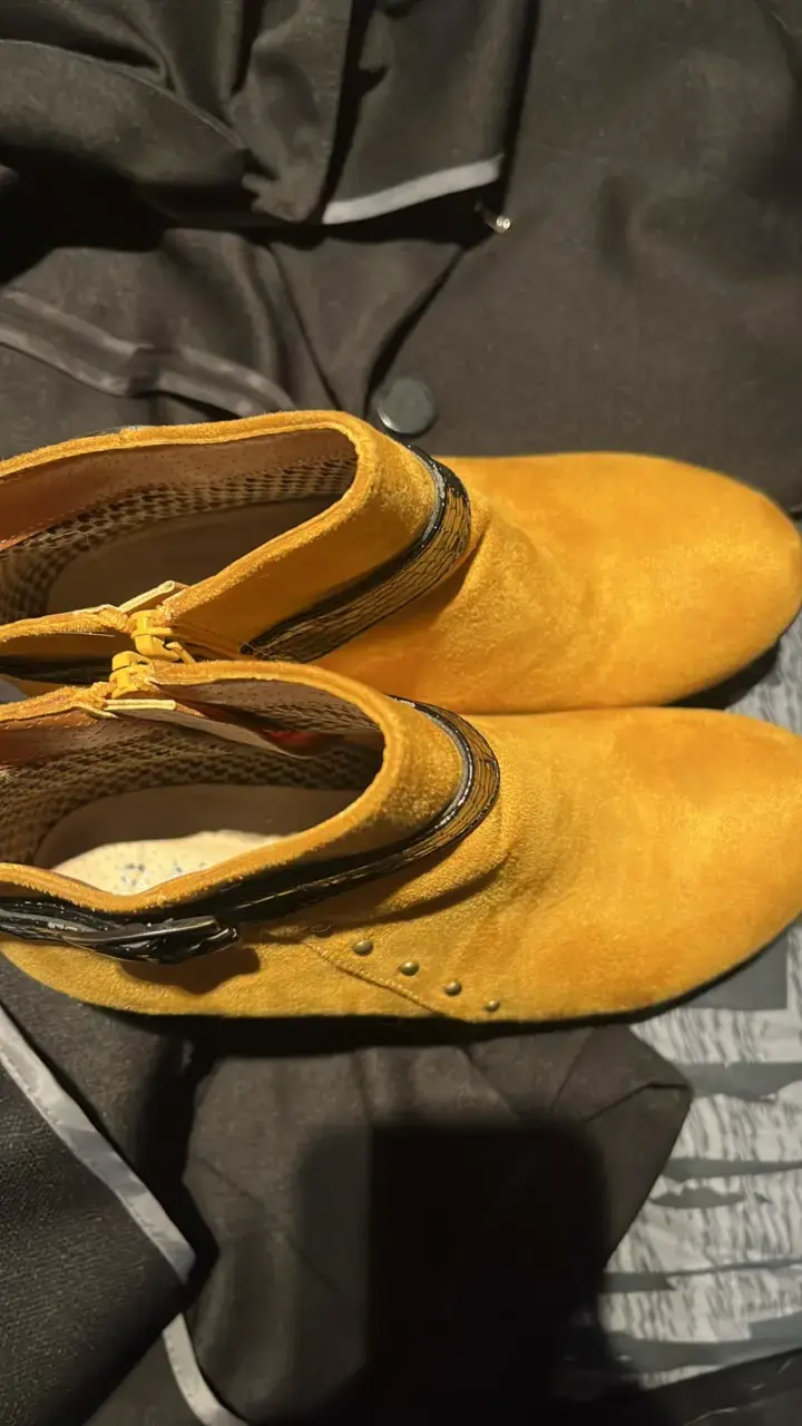 Botines de tacón amarillos con hebilla - 3