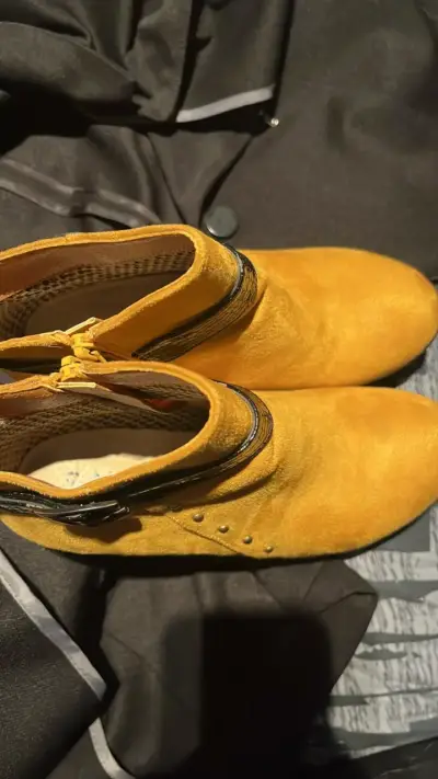 Botines de tacón amarillos con hebilla - miniatura 3