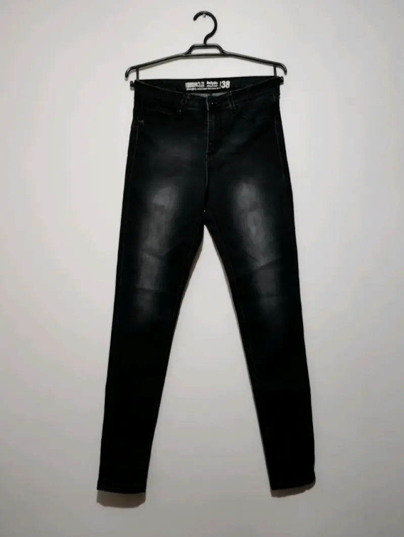 Jeans oscuros para mujer en buen estado
