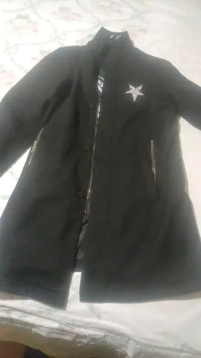 Abrigo negro con diseño bordado - miniatura 1