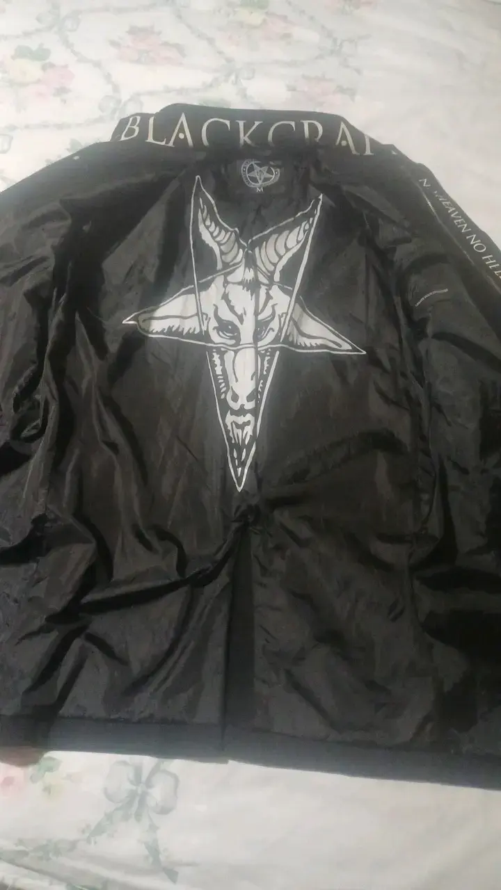 Abrigo negro con diseño bordado - 2