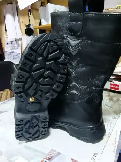 Botas de cuero negro ideal para trabajos - miniatura 2