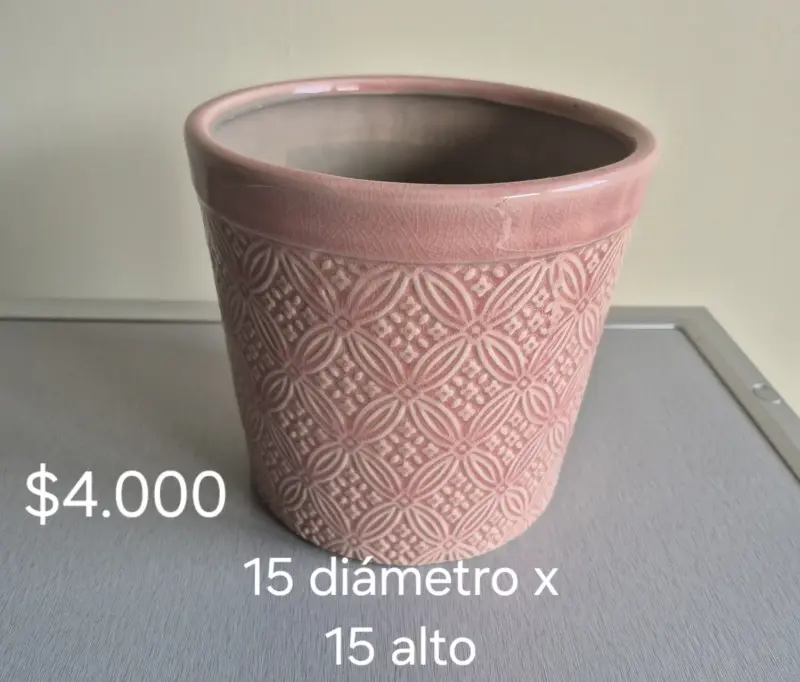 Macetero de cerámica rosado con diseño decorativo