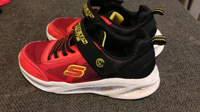 Zapatillas Skechers con luces LED para niños - miniatura 3