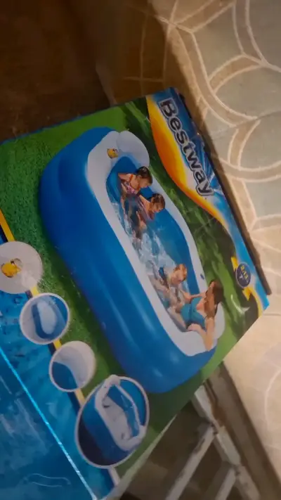 Piscina inflable familiar con asientos - miniatura 2