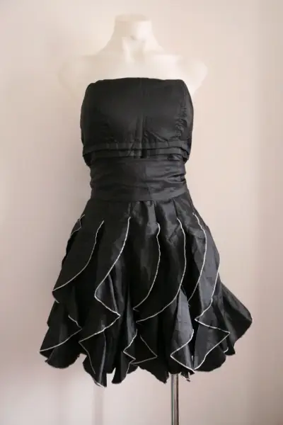 Vestido negro strapless - miniatura 1