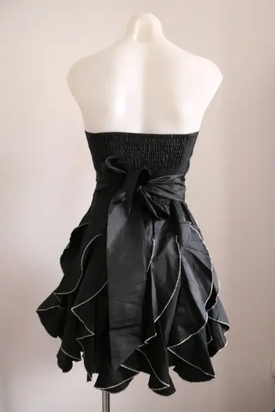 Vestido negro strapless - miniatura 2
