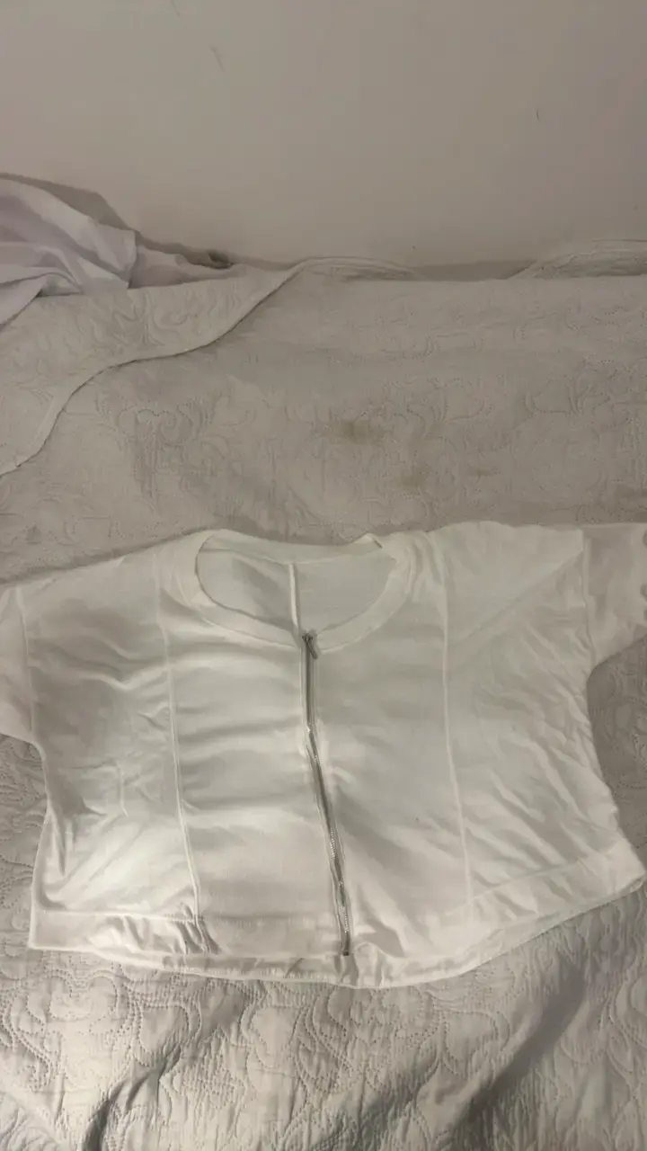Polera corta blanca con cierre frontal - 1