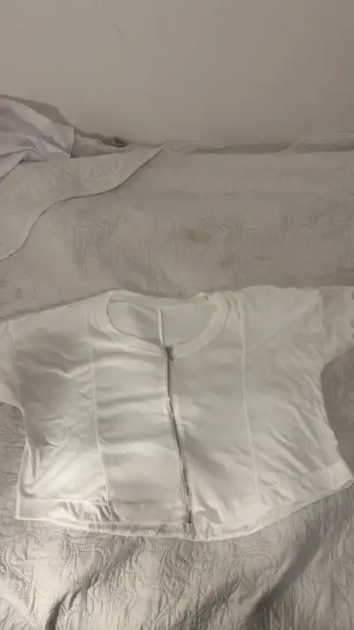 Polera corta blanca con cierre frontal - miniatura 1