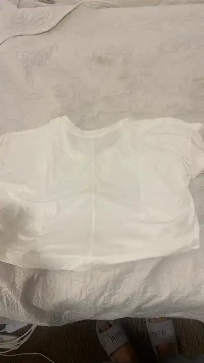 Polera corta blanca con cierre frontal - miniatura 2