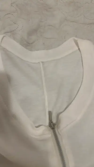 Polera corta blanca con cierre frontal - miniatura 3