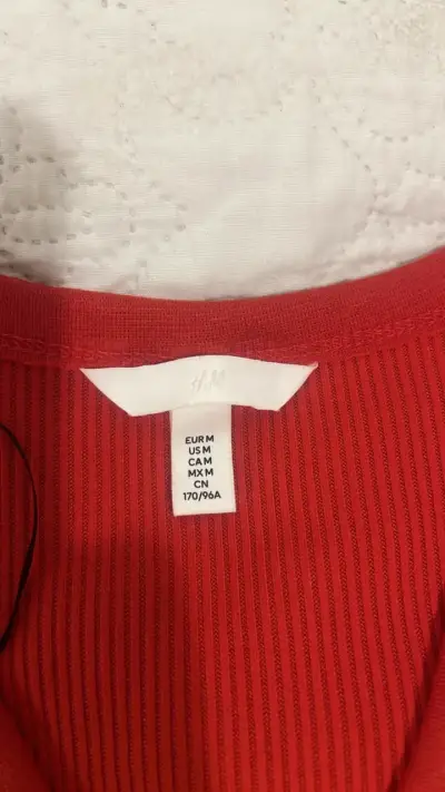 Chaleco sin mangas rojo con botones dorados H&M - miniatura 3