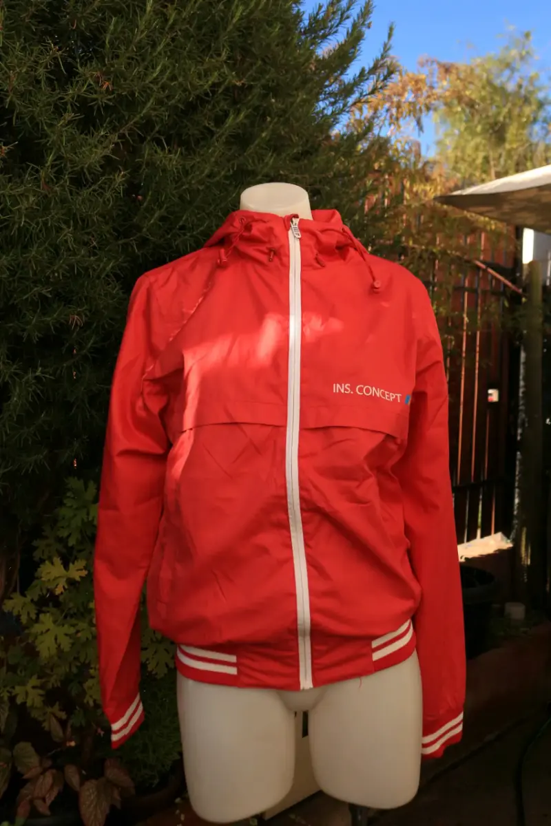 Chaqueta cortaviento roja con capucha Mujer