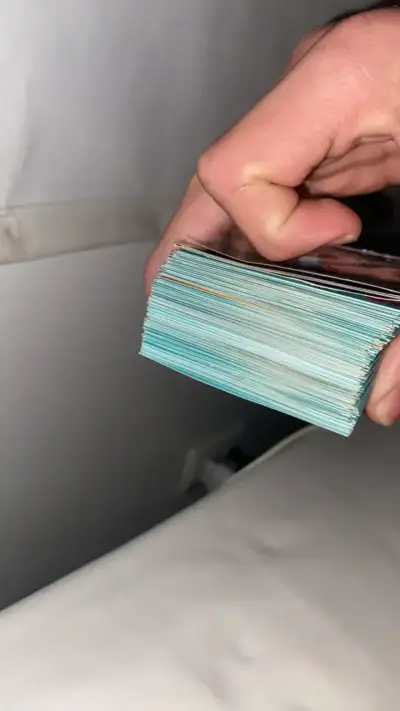 Colección de cartas coleccionables en buen estado - miniatura 1