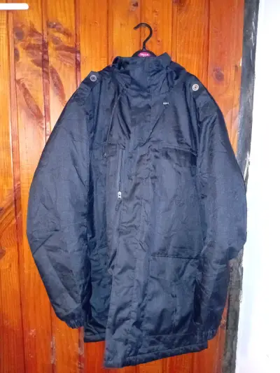 Chaqueta impermeable negra para hombre - miniatura 1