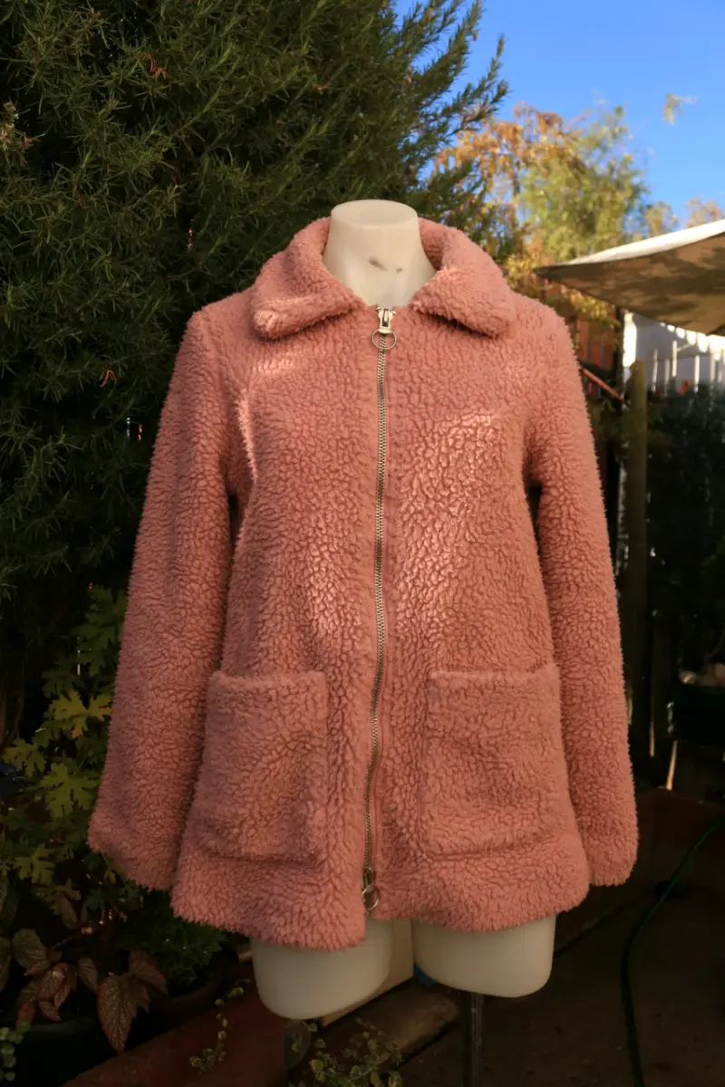 Chaqueta de lana sintética rosada con cierre