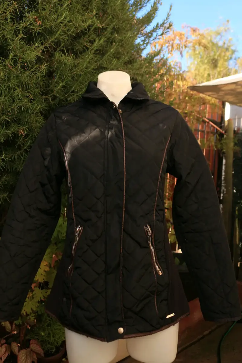Chaqueta acolchada negra peluda por dentro