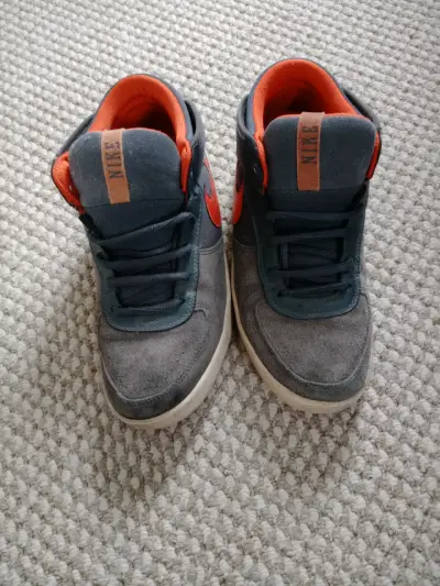 Zapatillas Nike altas gris y naranja - miniatura 1
