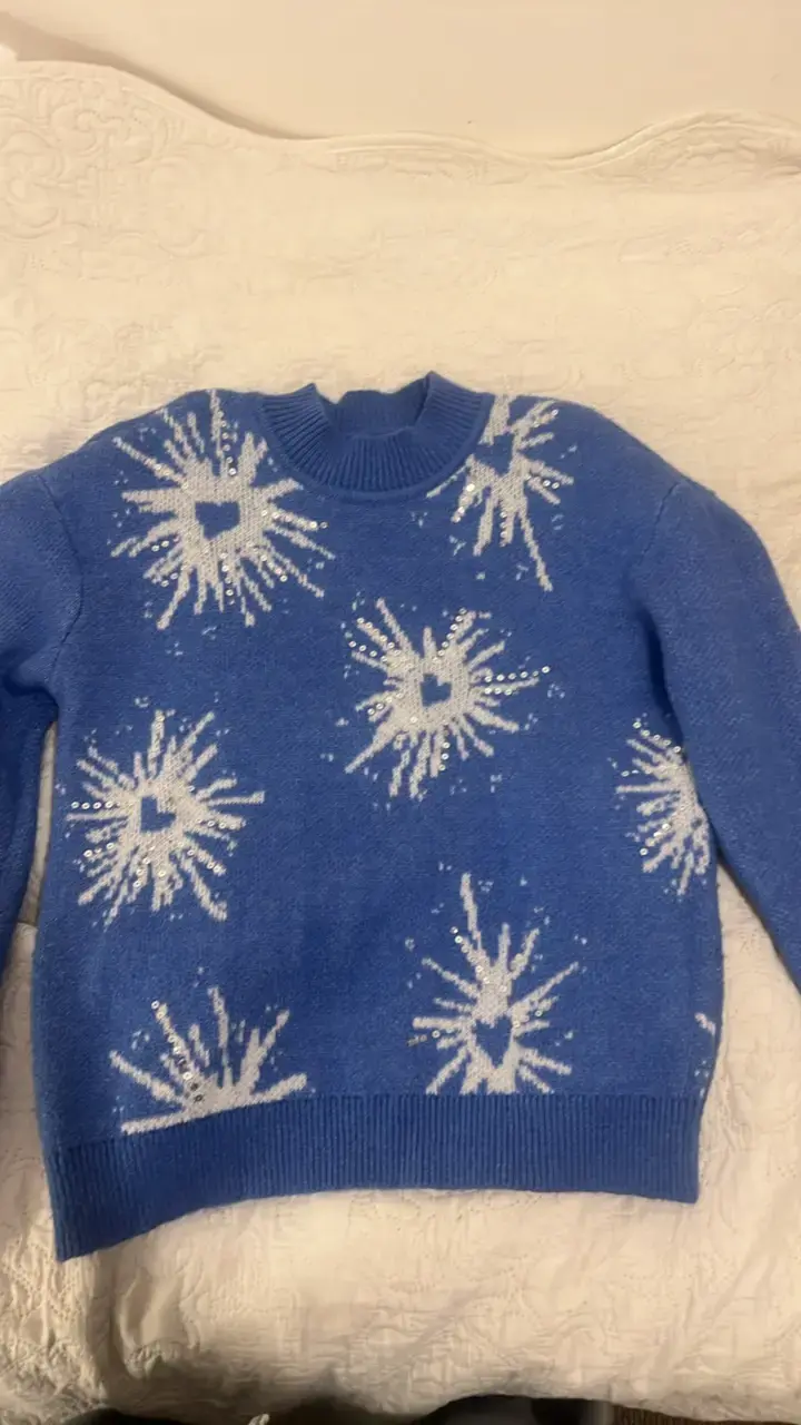 Suéter azul con diseño de copos de nieve - 1