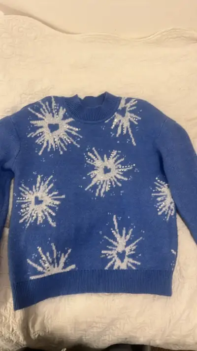 Suéter azul con diseño de copos de nieve - miniatura 1
