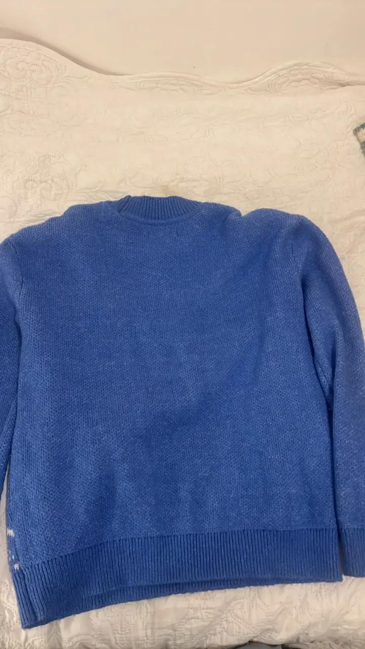 Suéter azul con diseño de copos de nieve - 2