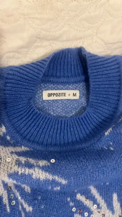 Suéter azul con diseño de copos de nieve - miniatura 3